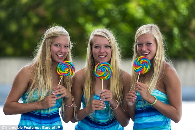 18-летние тройняшки-модели Adrianna, Laurel, and Elizabeth, штат Мэриленд,были приглашены на мероприятие.