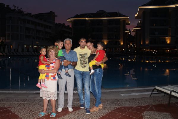 семья с тройняшками на отдыхе в турецком отеле