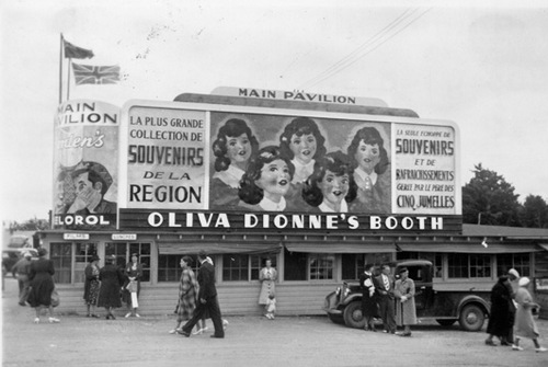 Сестры Дион находились в выставочном павильоне с 1935 по 1943 г, и за это время их увидело более 3 миллионов человек. Благодаря сестрам, Чикагская выставка стала основной городской достопримечательностью, что вызвало небывалый наплыв туристов.
