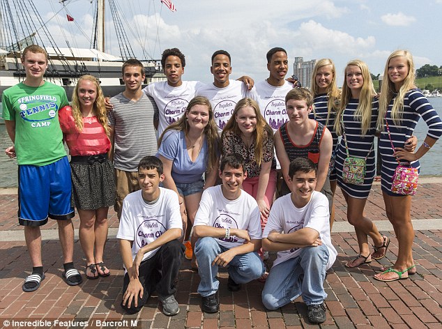 Пять троен подростков приняло участие в Конвенции, ребята позировали для фото, проходя парадом по Внутренней Гавани, в Балтиморе.
