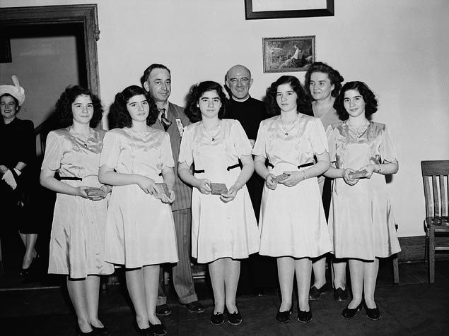 Сестры Дион Аннет,   Мари, Эмили, Ивонн и Сесиль, 1947 год.